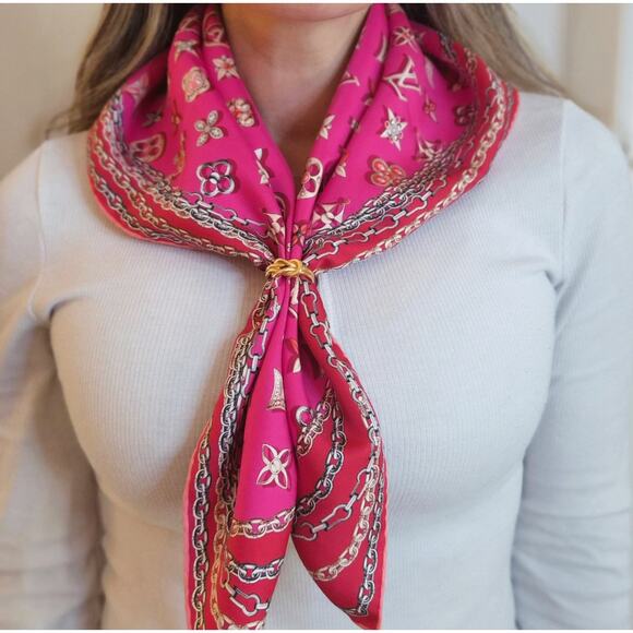 Louis Vuitton Pink Glam Monogram & Chain Print Silk Scarf – Excellent Condition - Picture 2 of 6
